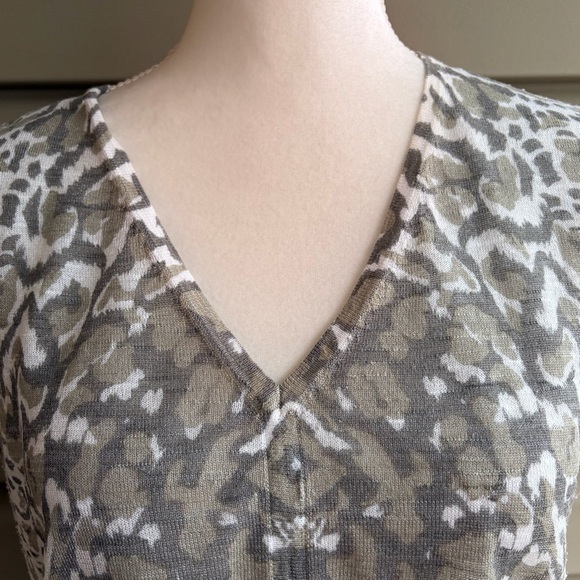 •Cullen• Animal Pattern V-Neck Knit Top – Size Medium - Picture 2 of 7